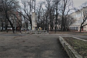 С фонтаном и скульптурами: в центре Одессы реконструируют сквер