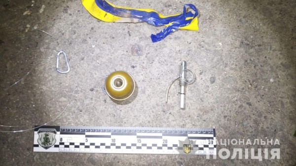 Неизвестные прикрепили к газовой трубе жилого дом в центре Одессы гранату. Фото