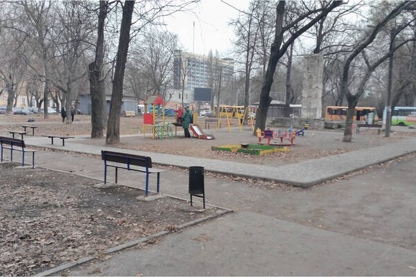 С фонтаном и скульптурами: в центре Одессы реконструируют сквер