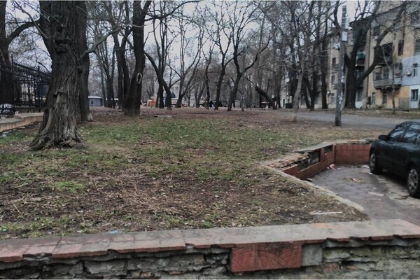 С фонтаном и скульптурами: в центре Одессы реконструируют сквер