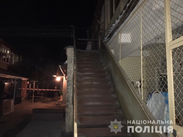 В Одессе пьяный хулиган решил напугать соседей и подбросил им муляж гранаты. Фото