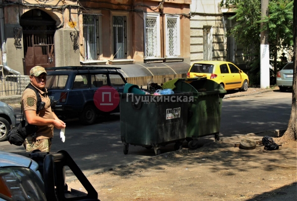 В одном из переулков Одессы выброшенные «противотанковые мины» надели шума. Фото