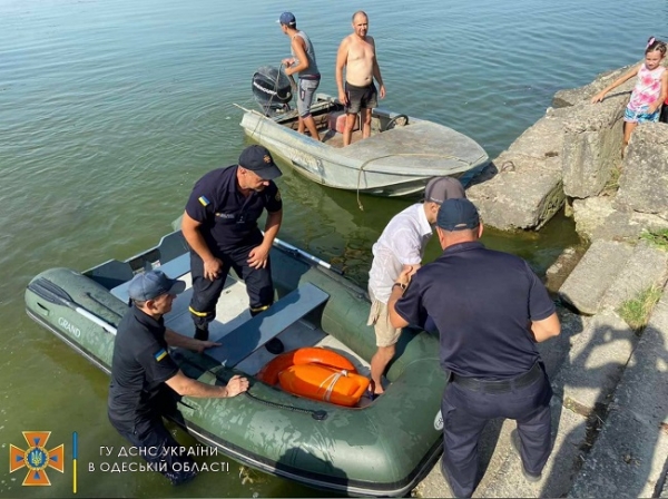 В Днестровском лимане спасли подростка на надувном матрасе