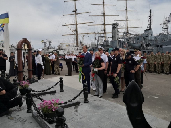 В Одесском порту открыли памятник павшим украинским морякам 