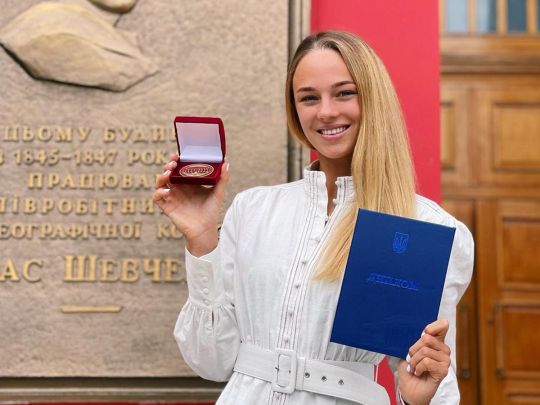 Красуня Дарина Білодід стала журналісткою