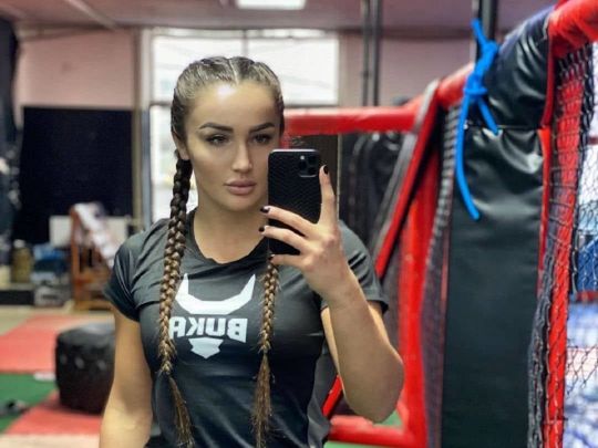 Скинула навіть трусики: дівчина-боєць роздяглася догола на зважуванні і перемогла