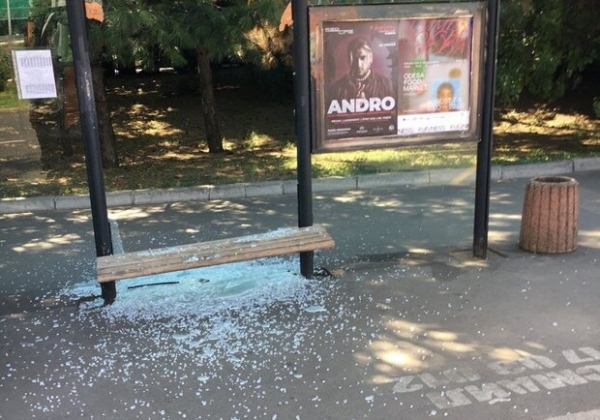 Очередной акт вандализма: в Аркадии разбили автобусную остановку