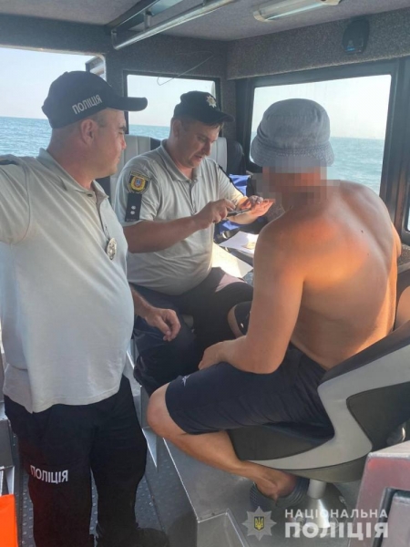 Селянин устроил пьяные покатушки на лодке в Аркадии и попался водной полиции 