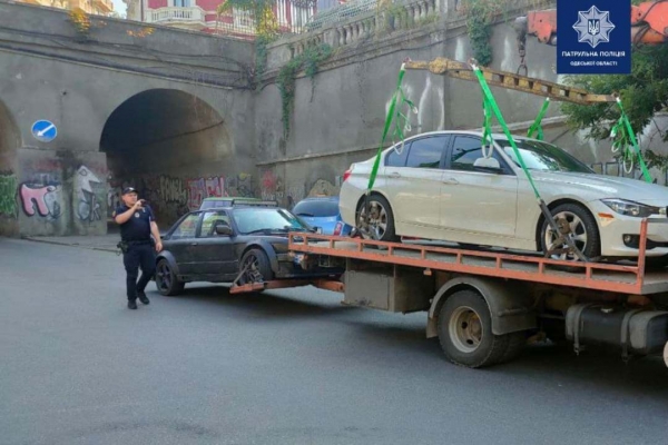 Создавал аварийные ситуации: патрульные отняли у одесского дрифтера «бумер» 