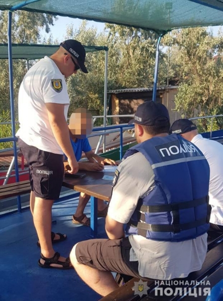 Селянин устроил пьяные покатушки на лодке в Аркадии и попался водной полиции 