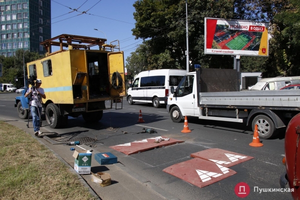 Для борьбы с дрифтерами: на площади в Одессе монтируют первые «берлинские подушки»