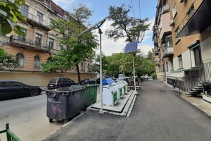 Подземные рядом с наземными: на Гоголя установили новые мусорки, а старые не убрали