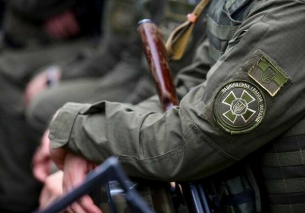 В Одесе 19-летний солдат выпал из окна казармы: парень выжил