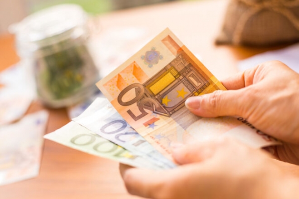 
Евро теряет цену: инвесторы уходят в безопасные активы. Прогноз курса €/$ на Forex
