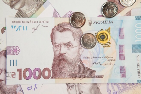 
Средняя зарплата по Украине упала: кому платят больше
