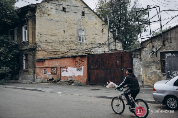 Нетуристическая Одесса, часть 2: смесь старого города и промзоны на Сахалинчике. Фоторепортаж
