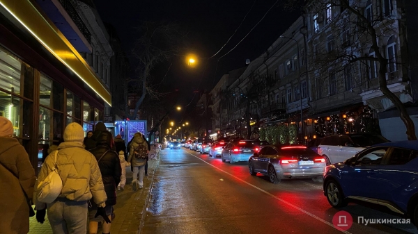 Пешеходную зону в центре Одессы еще не отменили, но по дороге гулять уже опасно: как это выглядит. Фото