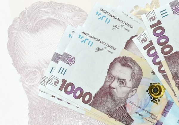 Украинцы уже начали получать президентскую тысячу за вакцинацию