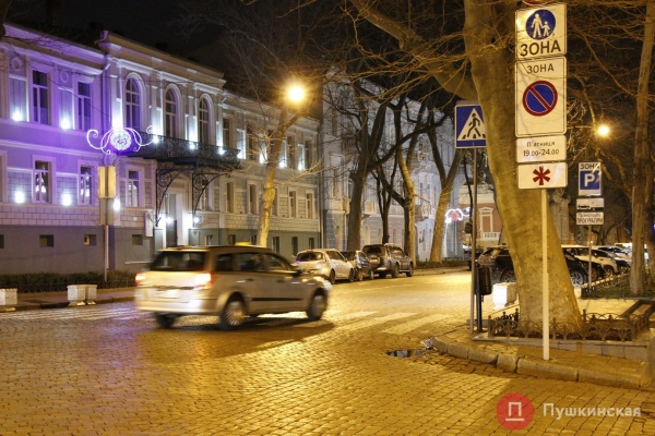 Пешеходную зону в центре Одессы еще не отменили, но по дороге гулять уже опасно: как это выглядит. Фото