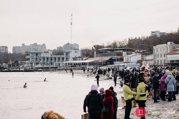 Тысячи людей, хорошая погода и запах глинтвейна: как в Одессе проходит Крещение. Фоторепортаж