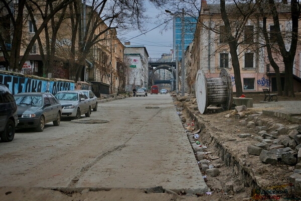 В Одессе бетонируют проезжую часть Деволановского спуска