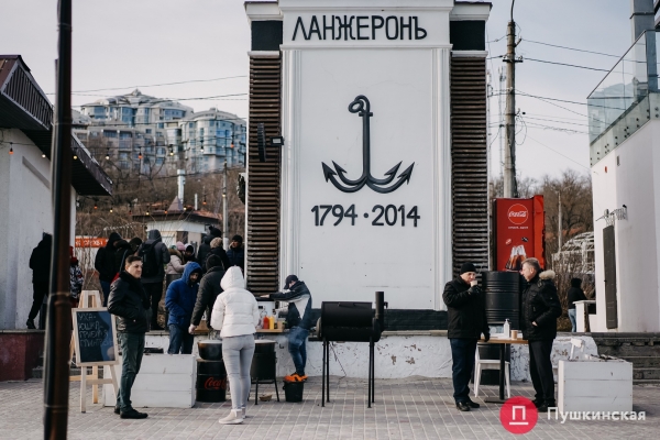 Тысячи людей, хорошая погода и запах глинтвейна: как в Одессе проходит Крещение. Фоторепортаж