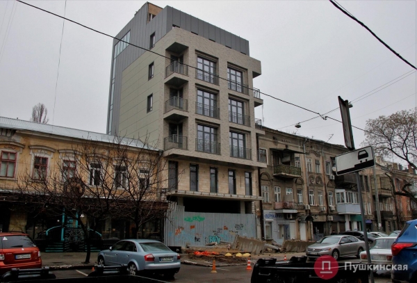 Заваленный строительным хламом тротуар в центре Одессы пообещали привести в порядок: сроки