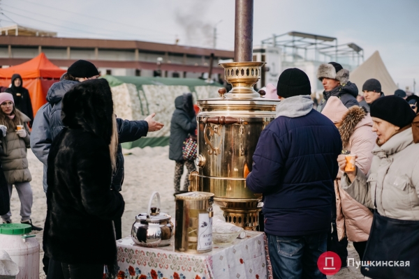 Тысячи людей, хорошая погода и запах глинтвейна: как в Одессе проходит Крещение. Фоторепортаж