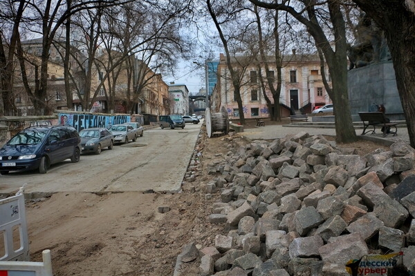 В Одессе бетонируют проезжую часть Деволановского спуска