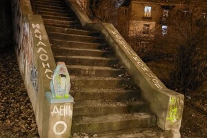 Жертва вандалов: как выглядит скульптура сфинкса на Военном спуске (фотофакт) 