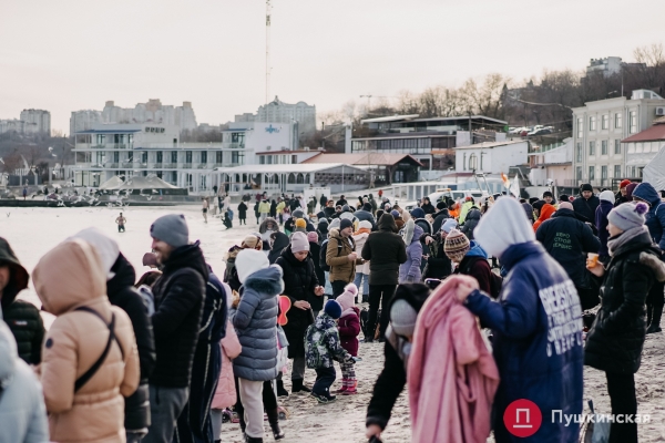 Тысячи людей, хорошая погода и запах глинтвейна: как в Одессе проходит Крещение. Фоторепортаж