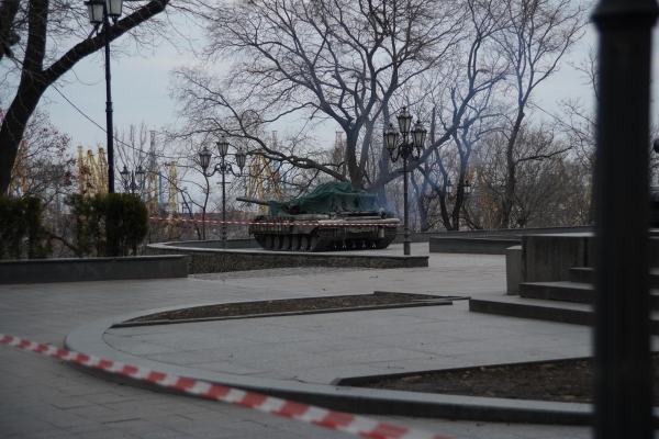 Боевая сталь на страже Одессы: военные сделали необычный фоторепортаж из центральной части города