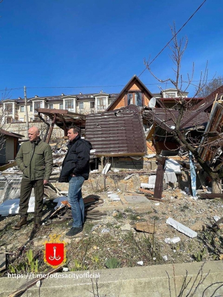 Окупанти обстріляли Одесу із корабельної артилерії: постраждали кілька будинків. Фото, відео