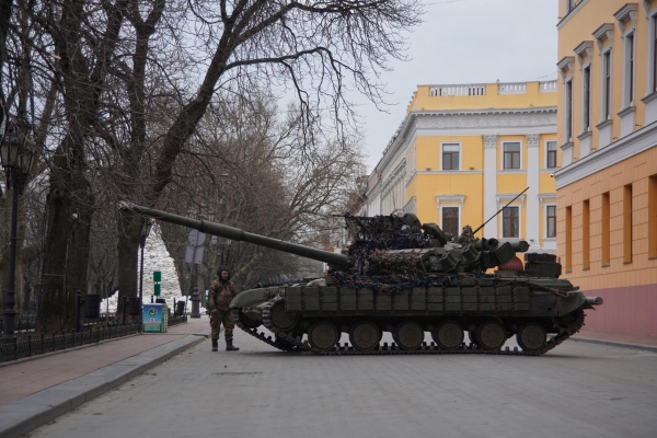 Боевая сталь на страже Одессы: военные сделали необычный фоторепортаж из центральной части города