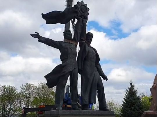 Поганий знак для путіна: у демонтованого в Києві «російського робітника» відвалилася голова (відео)