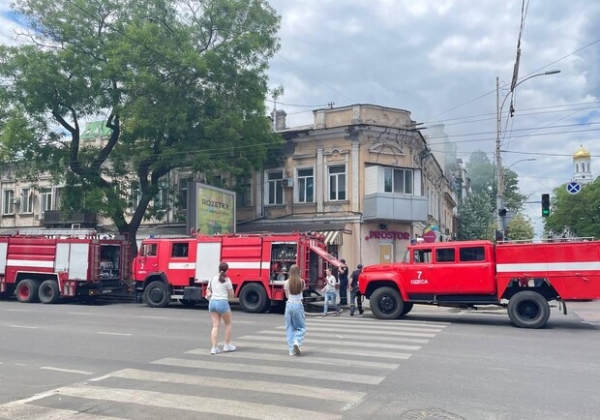 На Преображенской загорелась крыша двухэтажного дома