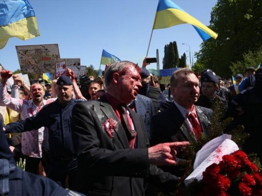 «Заплатив обличчям» за політику путіна: російського посла у Польщі облили штучною кров'ю під крики «фашисти»