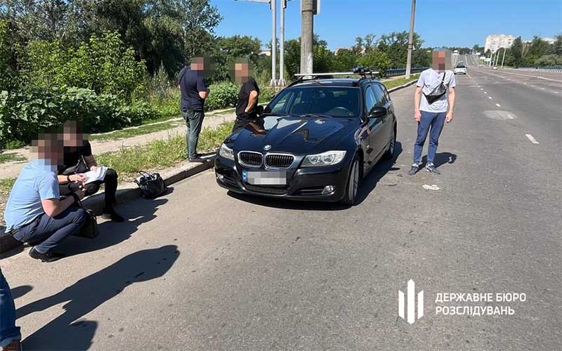 Правоохоронець вимагав хабар у військового, а отримавши гроші, намагався позбутися їх і втекти