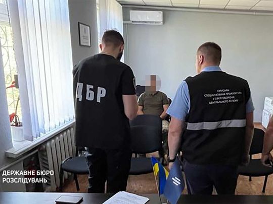 Правоохоронець вимагав хабар у військового, а отримавши гроші, намагався позбутися їх і втекти
