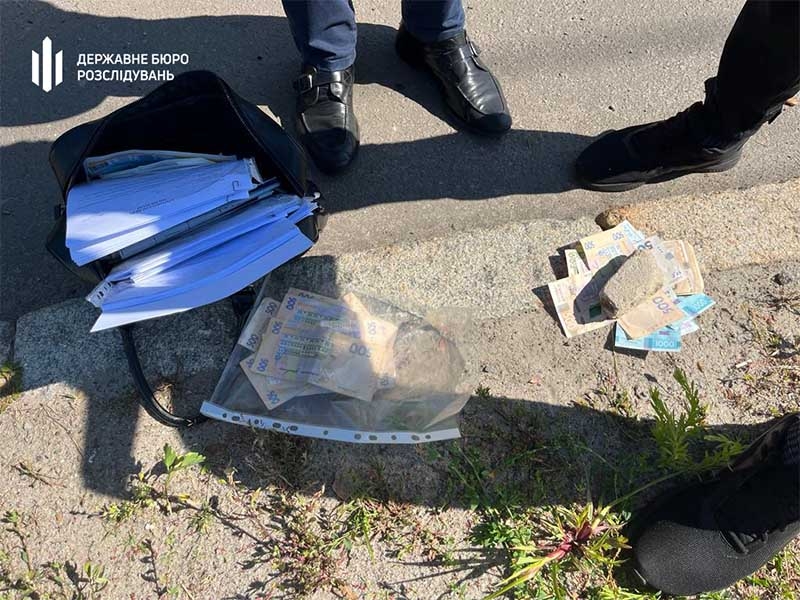 Правоохоронець вимагав хабар у військового, а отримавши гроші, намагався позбутися їх і втекти
