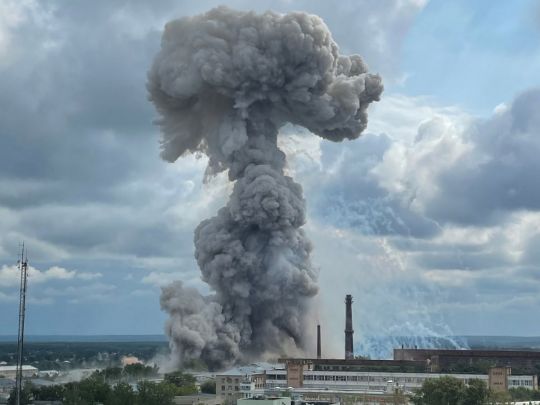 Під москвою горить завод, що виготовляє оптику для російської армії (відео)