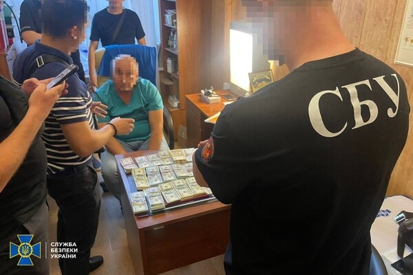 Требовали с пациентов взятки за операции: в Одессе двое врачей попались на коррупции