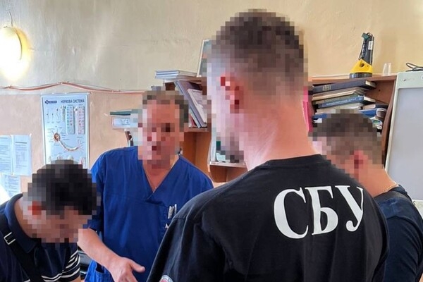 Требовали с пациентов взятки за операции: в Одессе двое врачей попались на коррупции