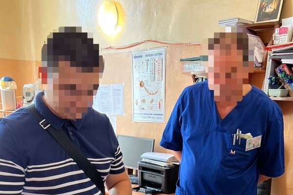 Требовали с пациентов взятки за операции: в Одессе двое врачей попались на коррупции