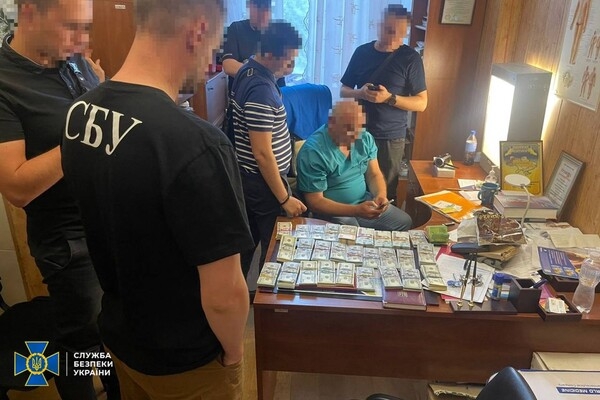 Требовали с пациентов взятки за операции: в Одессе двое врачей попались на коррупции