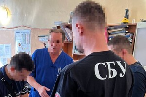 Требовали с пациентов взятки за операции: в Одессе двое врачей попались на коррупции