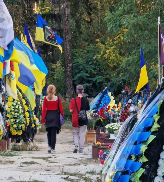 У Києві група підлітків обкрадала могили загиблих захисників України (фото)