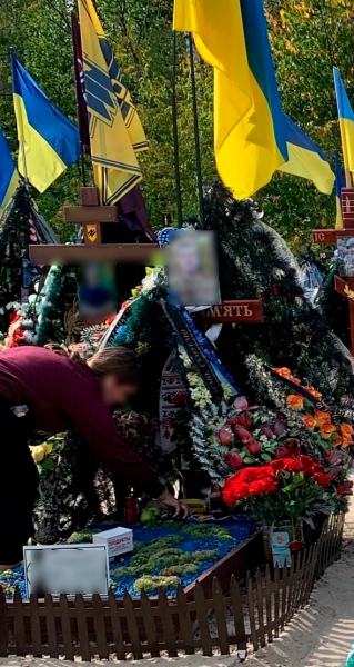 У Києві група підлітків обкрадала могили загиблих захисників України (фото)