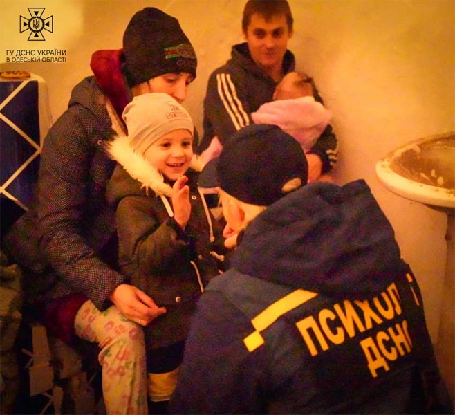 Ворог вночі атакував Одесу: уламки збитих дронів впали на гуртожиток, постраждали 11 людей, серед них діти