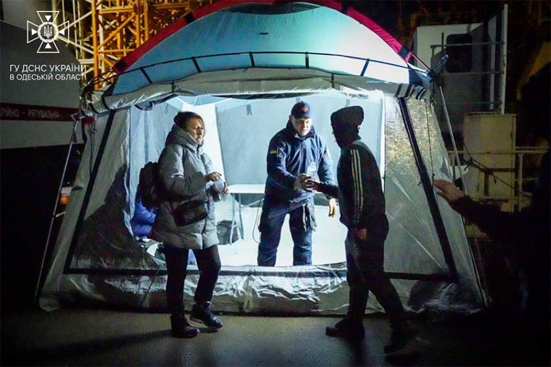 Ворог вночі атакував Одесу: уламки збитих дронів впали на гуртожиток, постраждали 11 людей, серед них діти